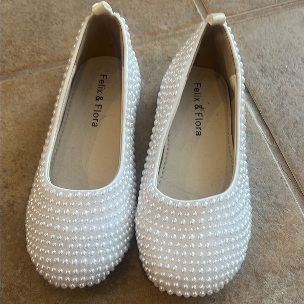 Source Unknown White Dress Shoes with Pearl Beading